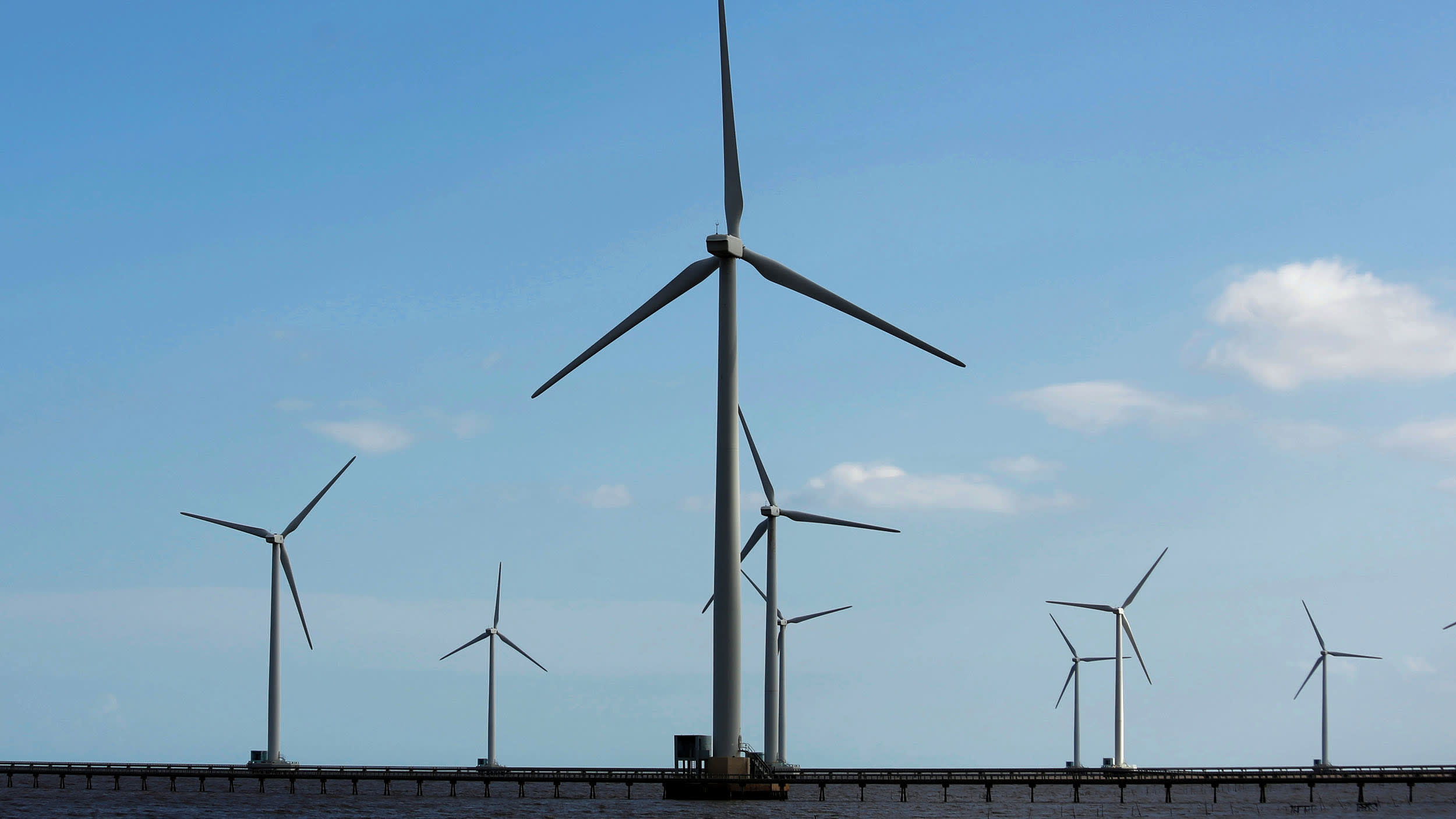 HM, Nike và 27 thương hiệu quốc tế kêu gọi Việt Nam mở bán điện tái tạo