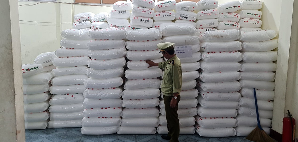 Tạm giữ gần 15 tấn hạt nhựa Polimaxx không hóa đơn, chứng từ
