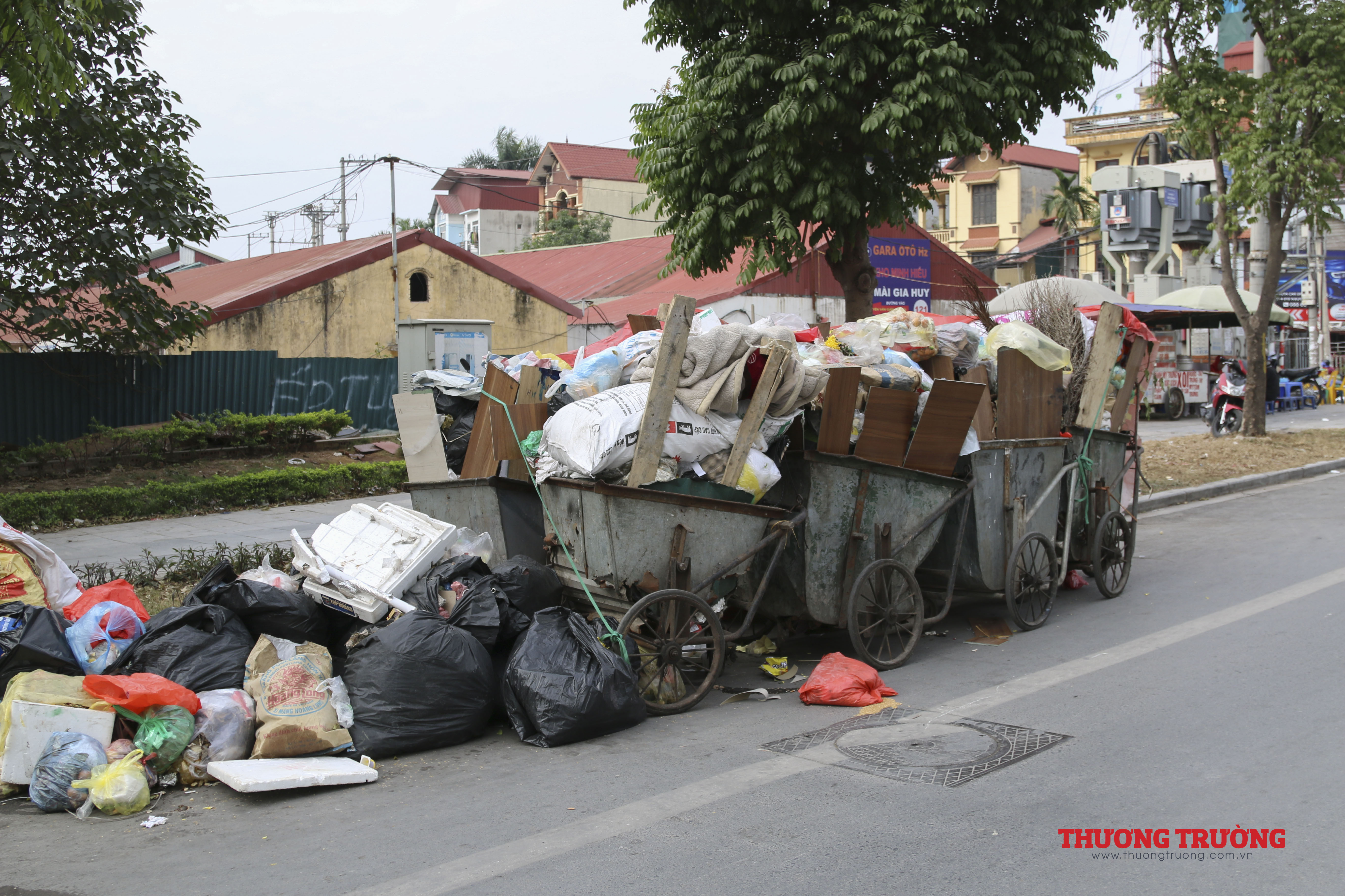 Hà Nội Nhiều tuyến đường vẫn ngập ngụa rác thải