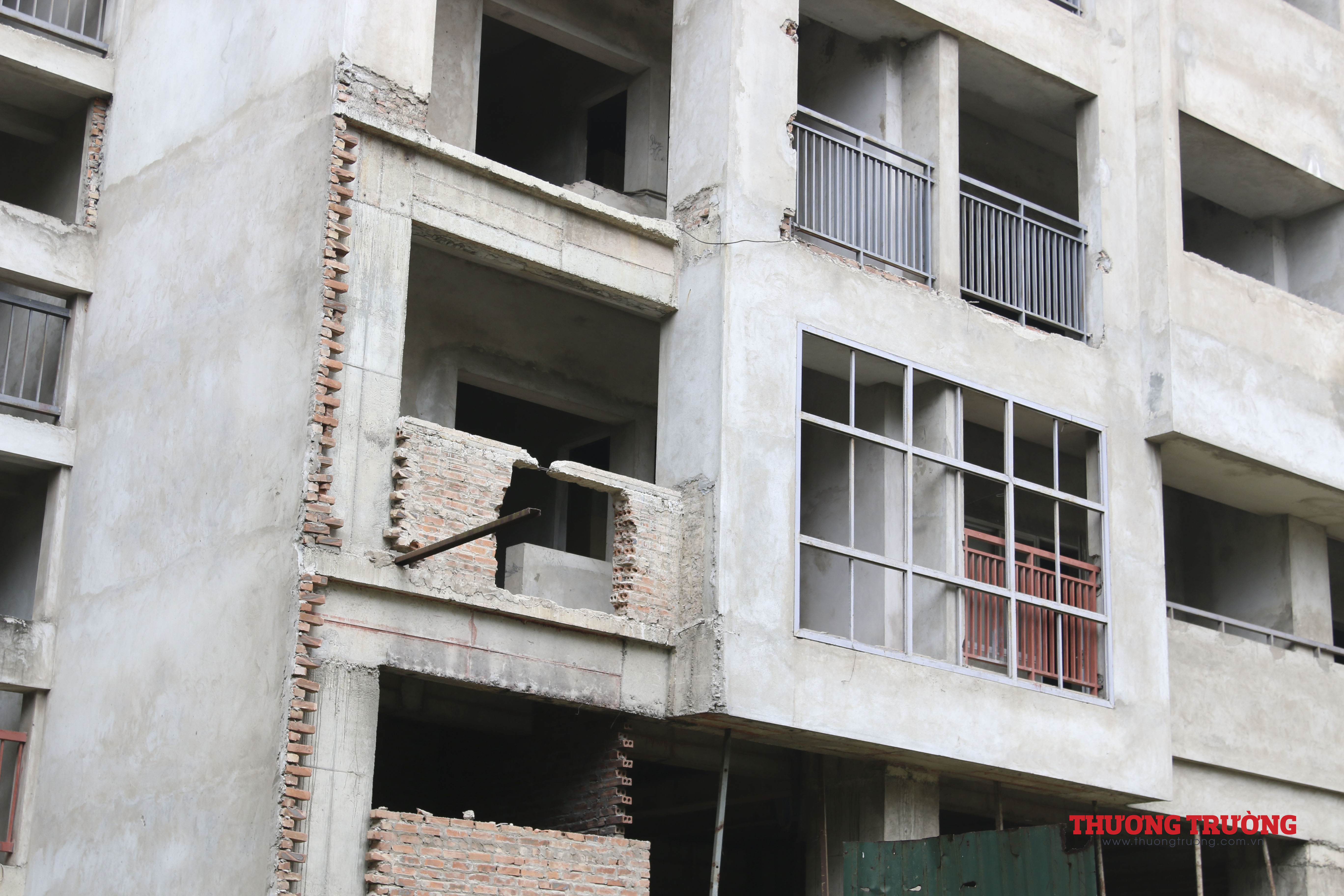 Kí túc xá Pháp Vân nghìn tỷ bỏng hoang thành khu ổ chuột