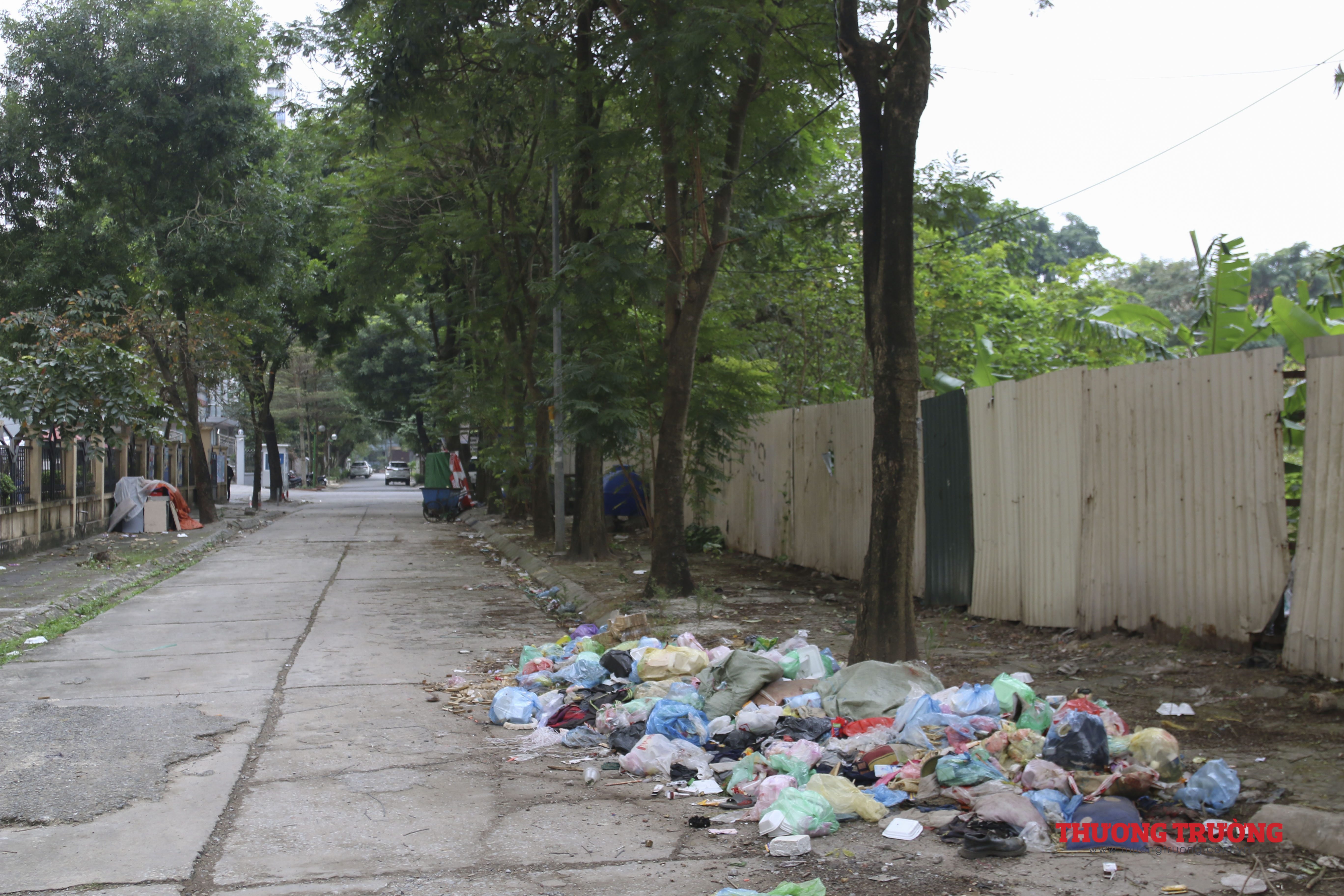 Kí túc xá Pháp Vân nghìn tỷ bỏng hoang thành khu ổ chuột