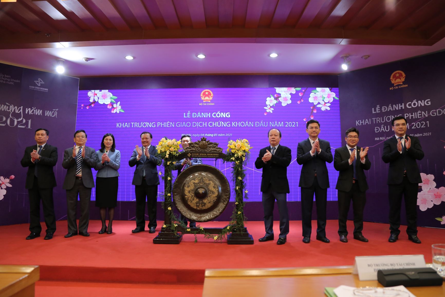 Chứng khoán ngập sắc xanh trong phiên giao dịch đầu năm 2021