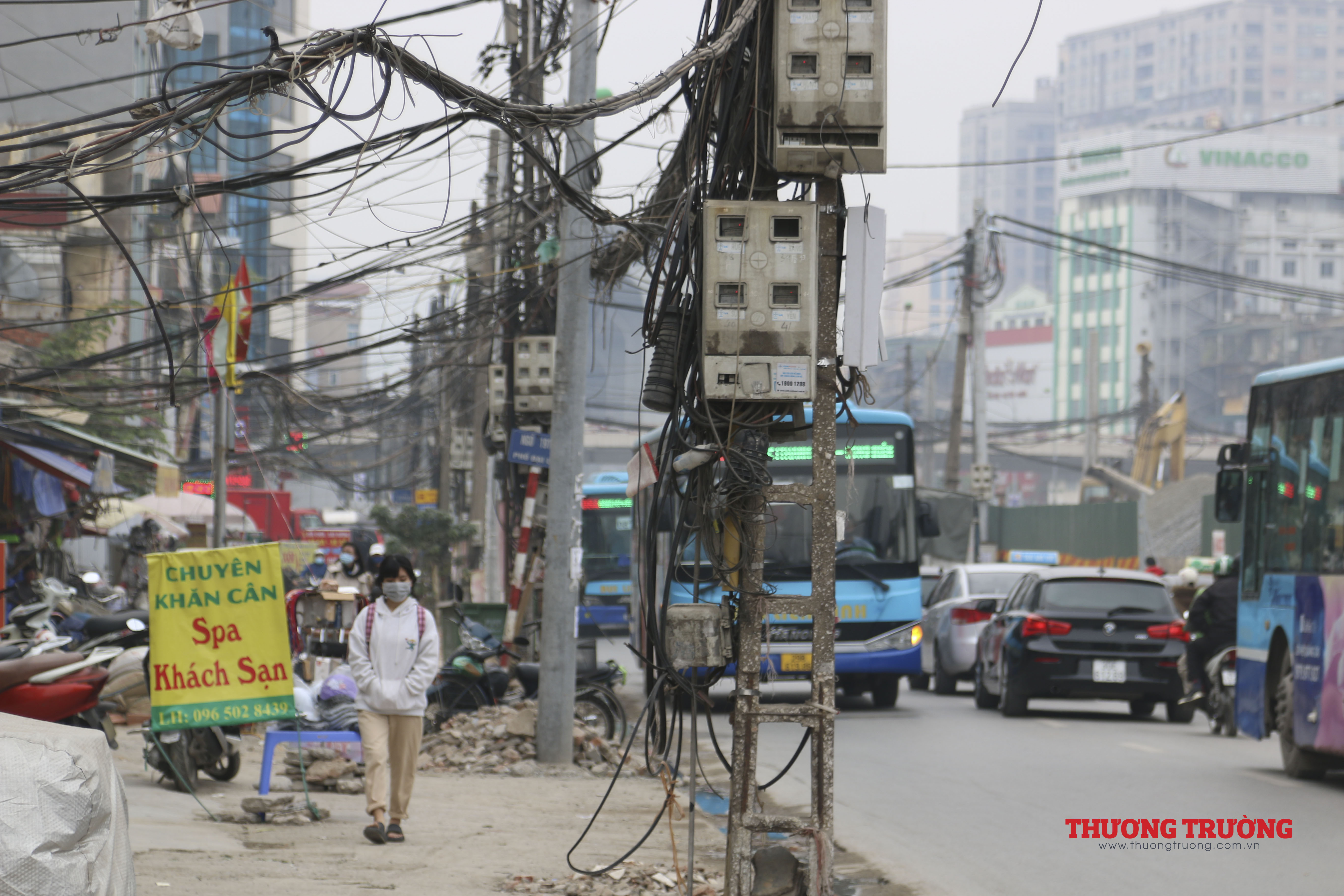 Hà Nội mạng nhện dây điện, cáp viễn thông bủa vây người đi đường