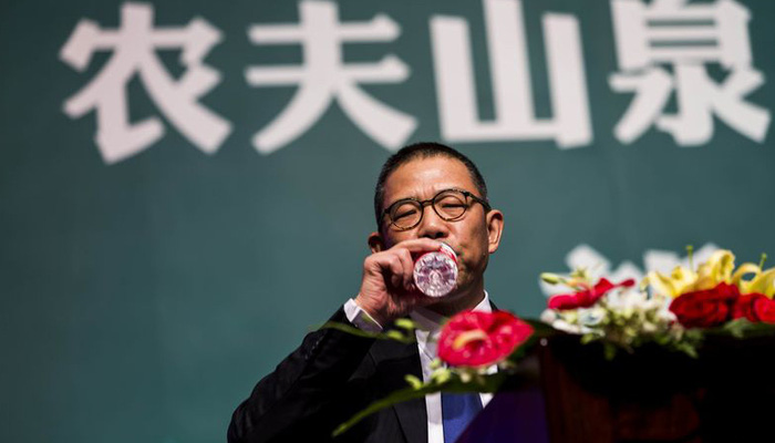 Tỷ phú Trung Quốc giàu hơn Warren Buffett nhờ kinh doanh nước uống đóng chai