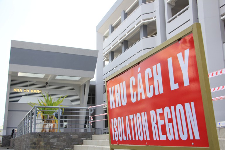 Đình chỉ thêm 2 cán bộ trong vụ du học sinh mắc COVID-19 rời khu cách ly sớm