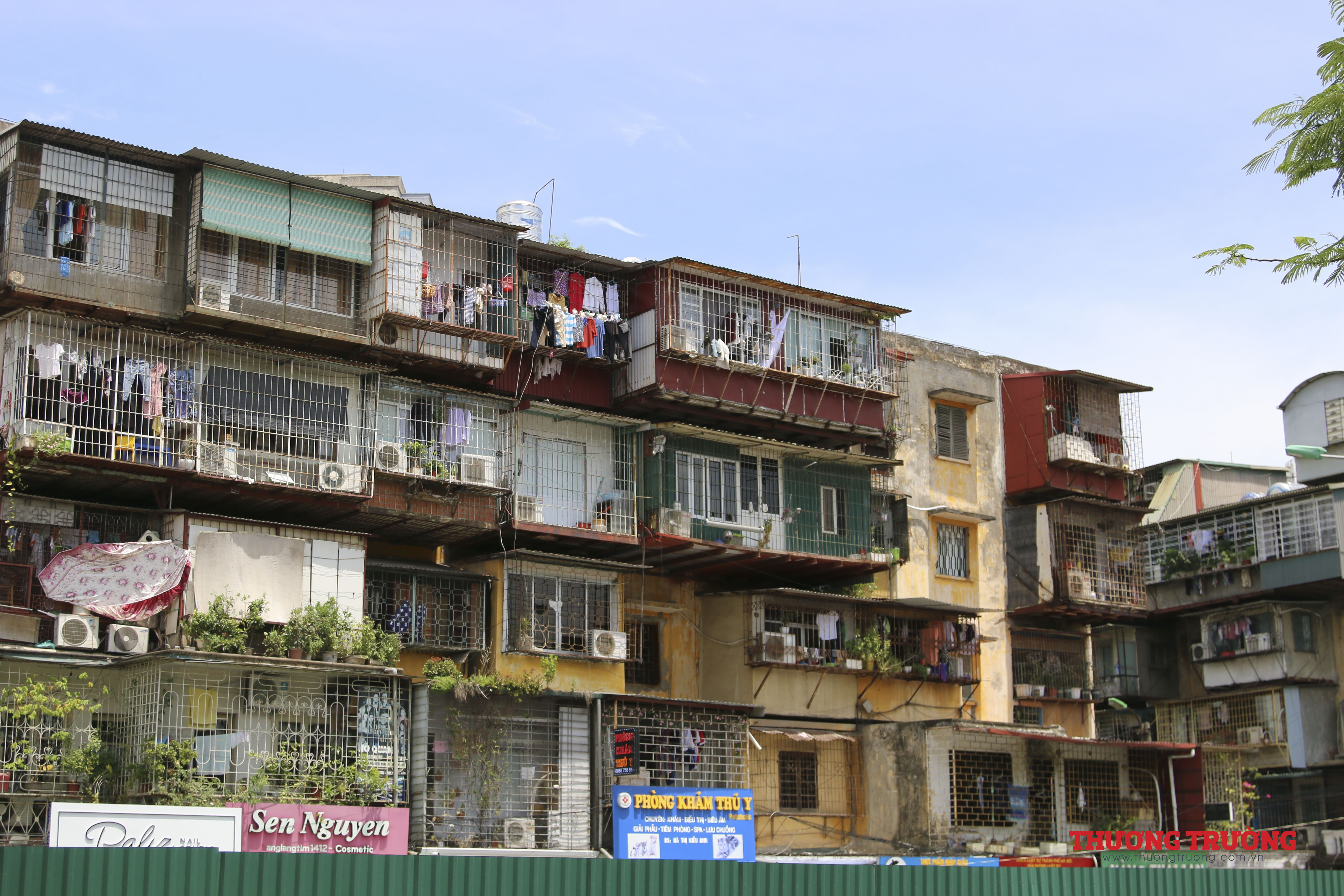 Cận cảnh các khu tập thể, chung cư xuống cấp, chờ sập ở Hà Nội