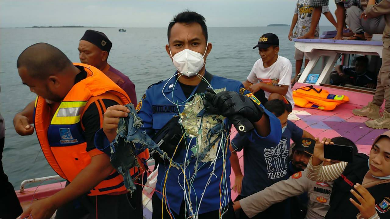 Máy bay Indonesia chở 62 người mất tích, nghi rơi xuống biển