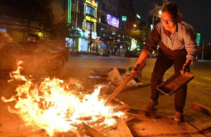 Đốt lửa sưởi ấm trên vỉa hè, lòng đường là vi phạm pháp luật, có thể bị phạt tù