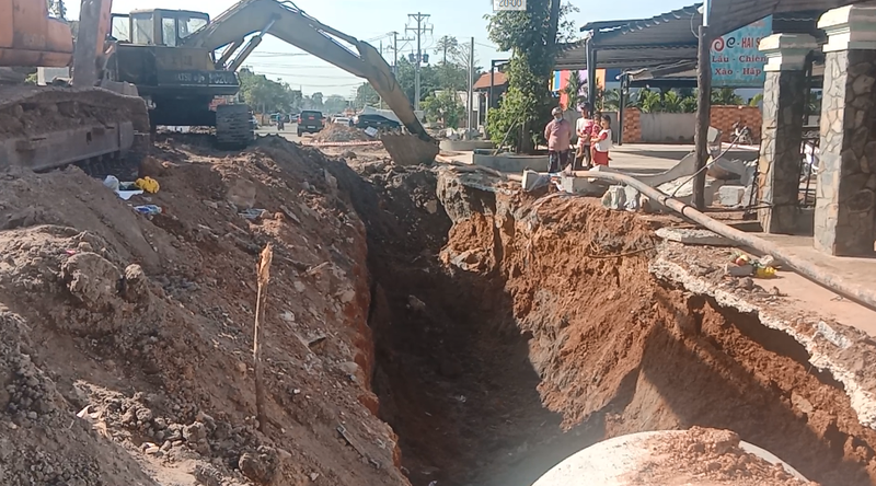 Bình Phước Nam công nhân tử vong do bị ống cống xi măng rơi trúng khi đang thi công làm đường