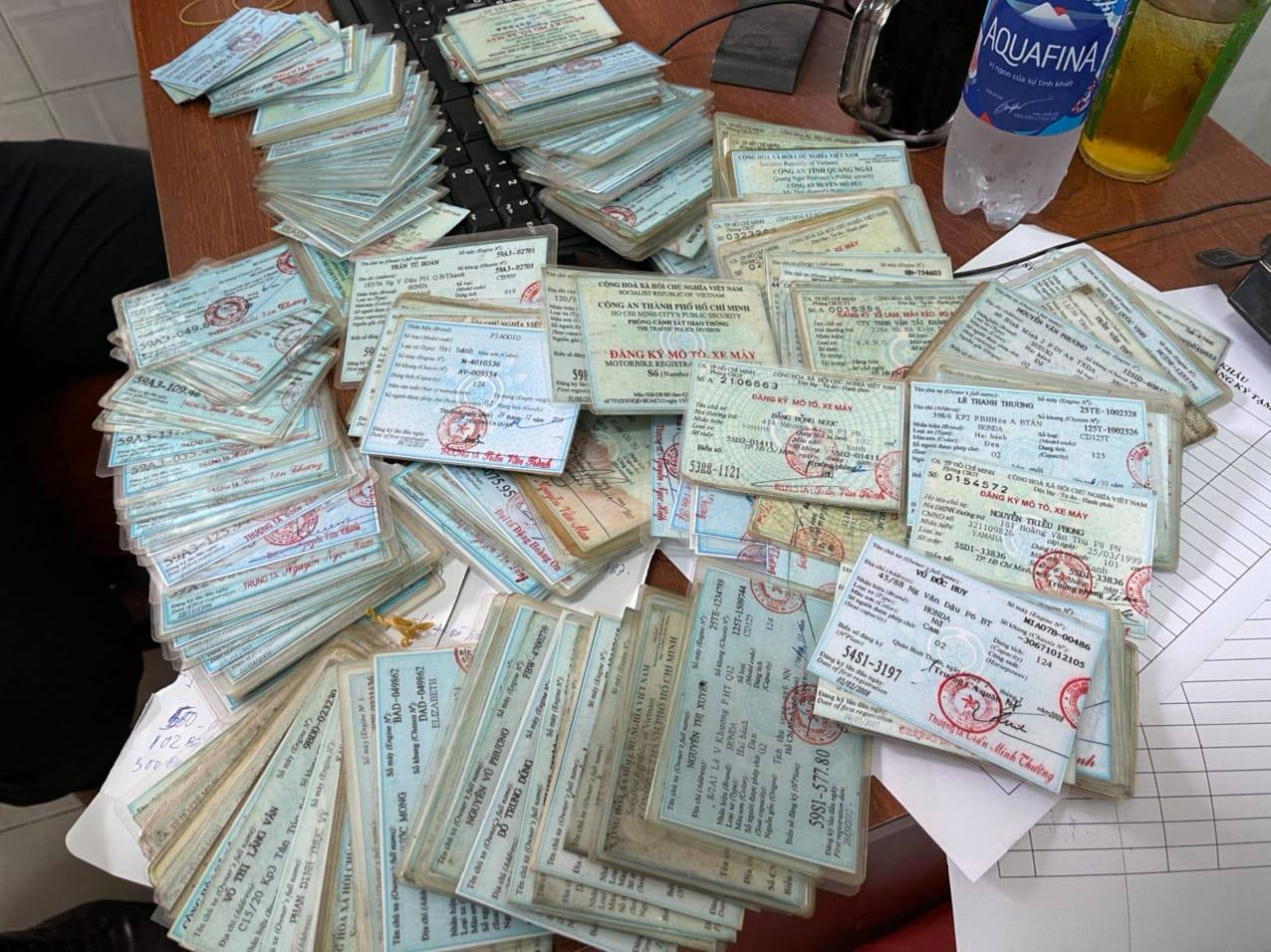 Triệt phá đường dây làm thẻ ngành công an, giấy tờ giả qua mạng ở TP.HCM