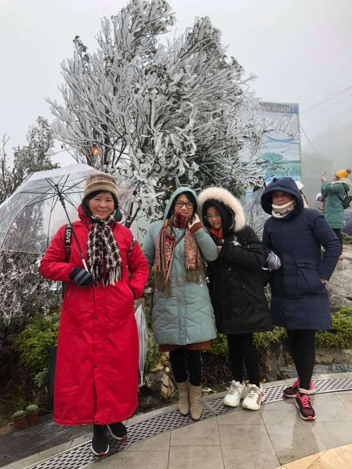 Trời rét dưới 0℃ nhưng nhiều du khách vẫn đến check in tại nhiều địa điểm vùng núi phía Bắc vì có tuyết