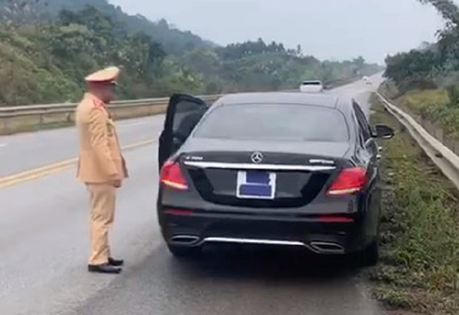 Xử phạt tài xế xe Mercedes vì dán băng dính che biển số 