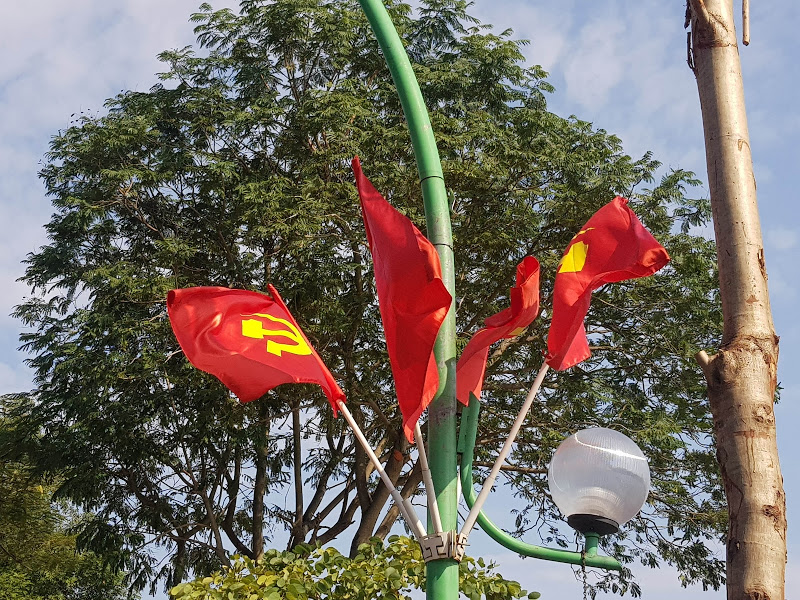 Cờ, băng rôn rực rỡ trên các tuyến phố chào mừng Đại hội đại biểu toàn quốc lần thứ XIII của Đảng