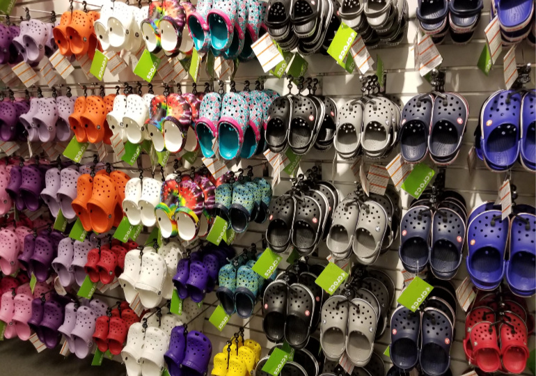 Hãng dép Crocs ghi nhận doanh thu cao kỷ lục nhờ Covid-19