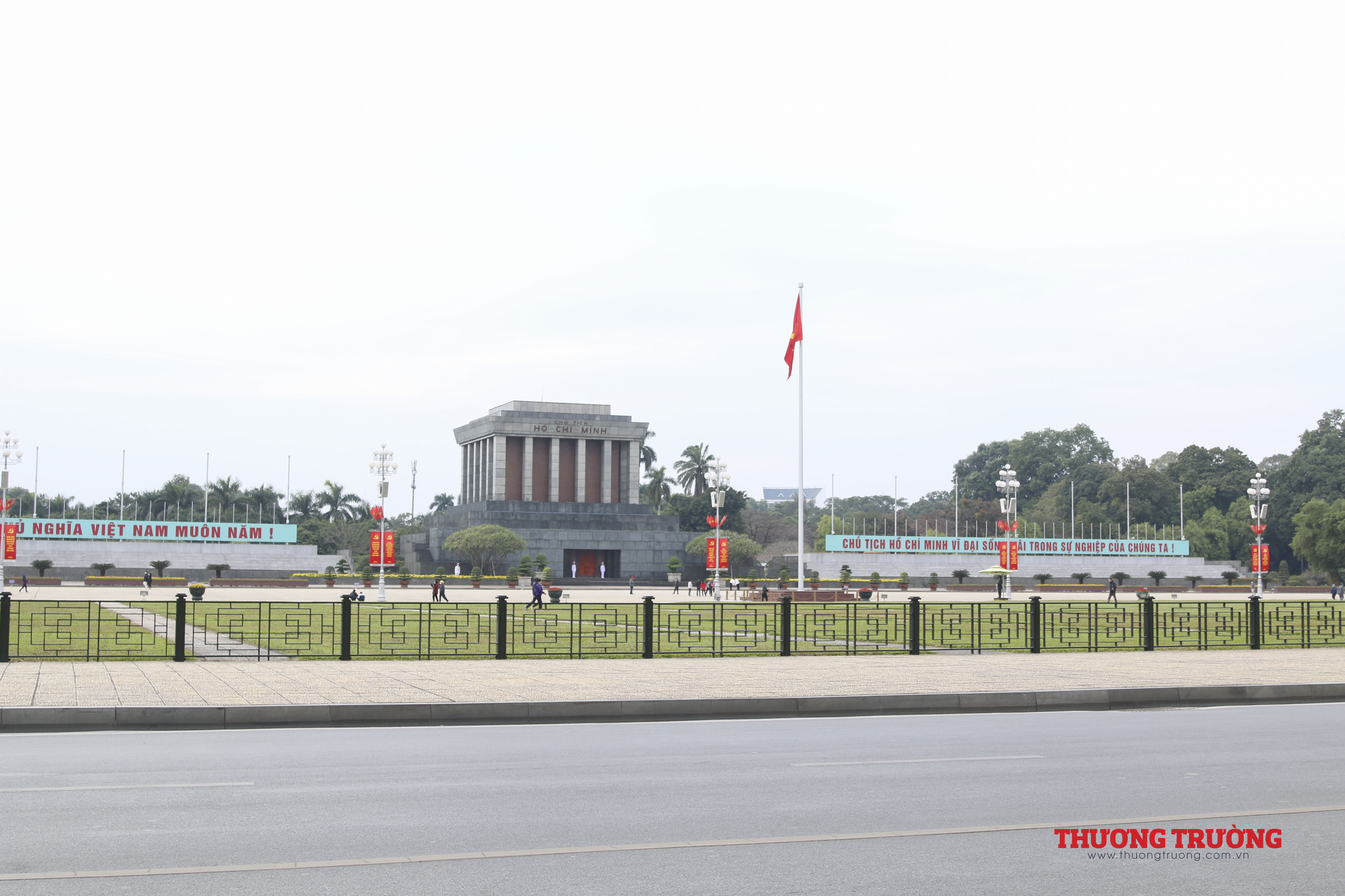 Phố phường Thủ đô trang hoàng rực rỡ chào mừng Đại hội Đảng lần thứ XIII