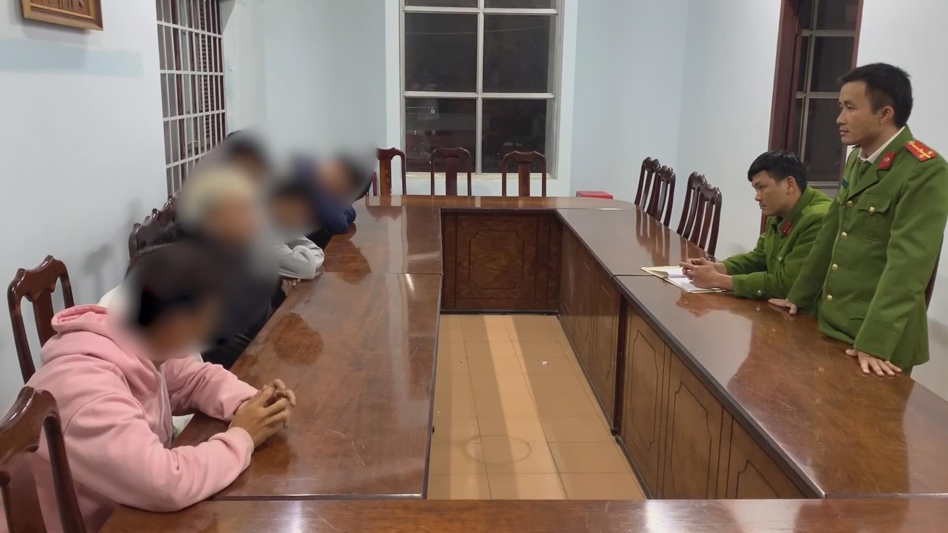 Mâu thuẫn trên mạng xã hội, nhóm học sinh mang hung khí hỗn chiến