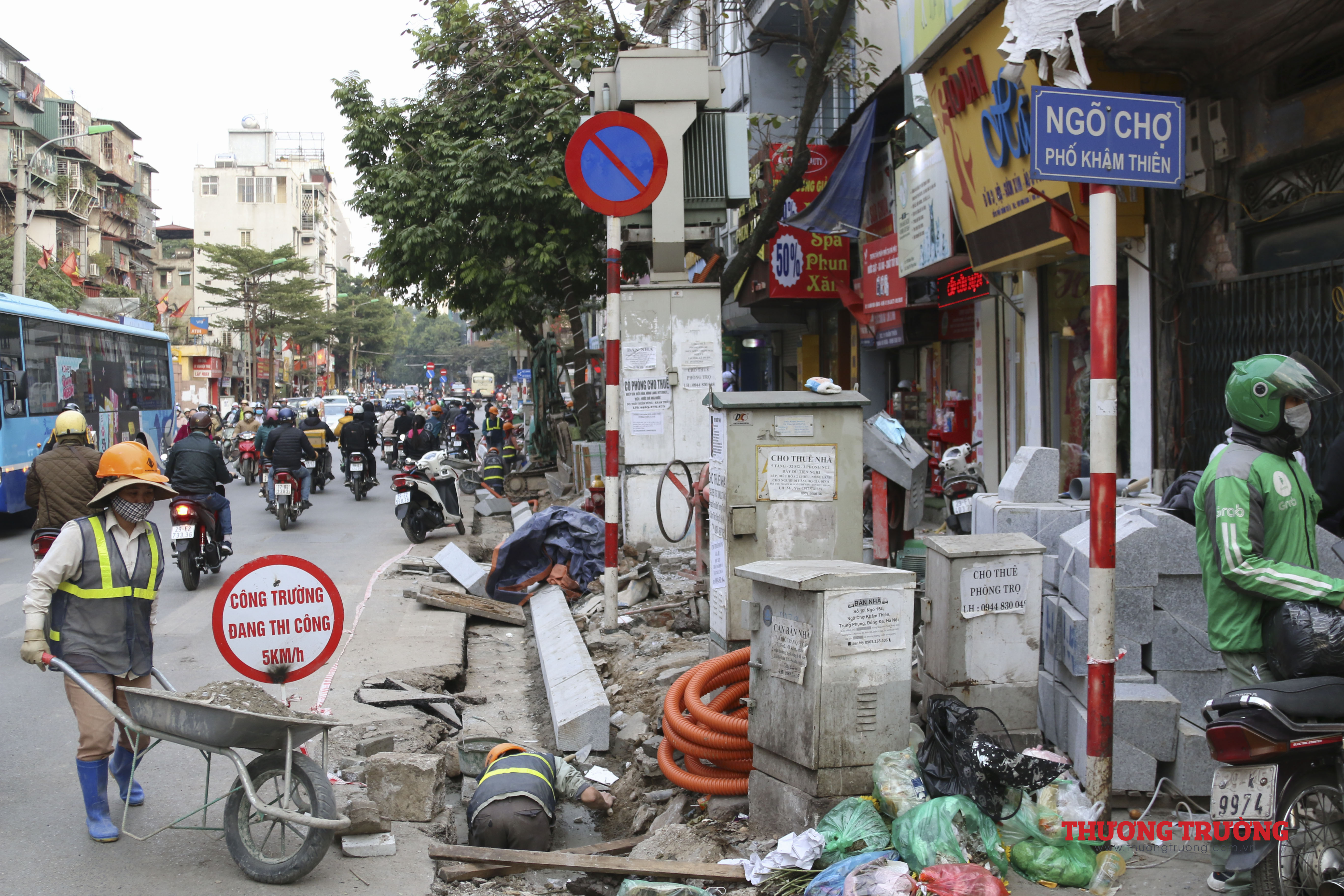 Hà Nội điệp khúc lát đá vỉa hè, chỉnh trang đô thị dễ gây ùn tắc