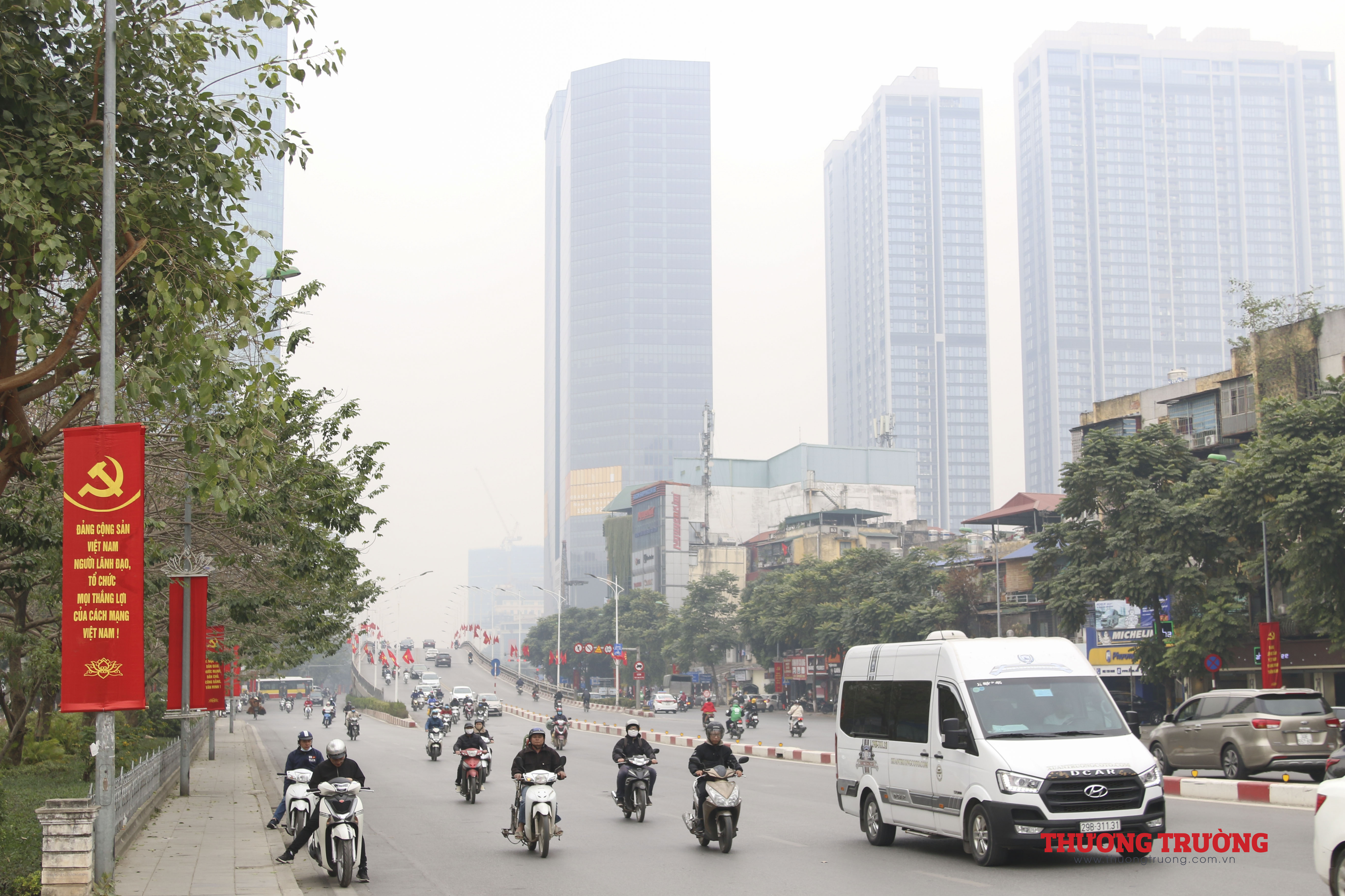 Phố phường Hà Nội chìm trong sương mù dày đặc