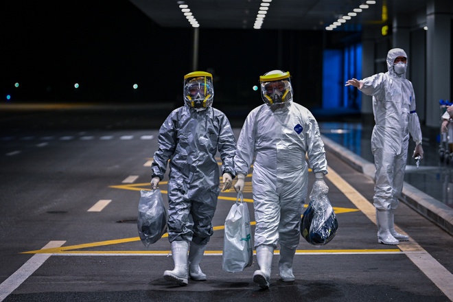 Việt Nam tiếp nhận thêm 5 người nhập cảnh mắc Covid-19