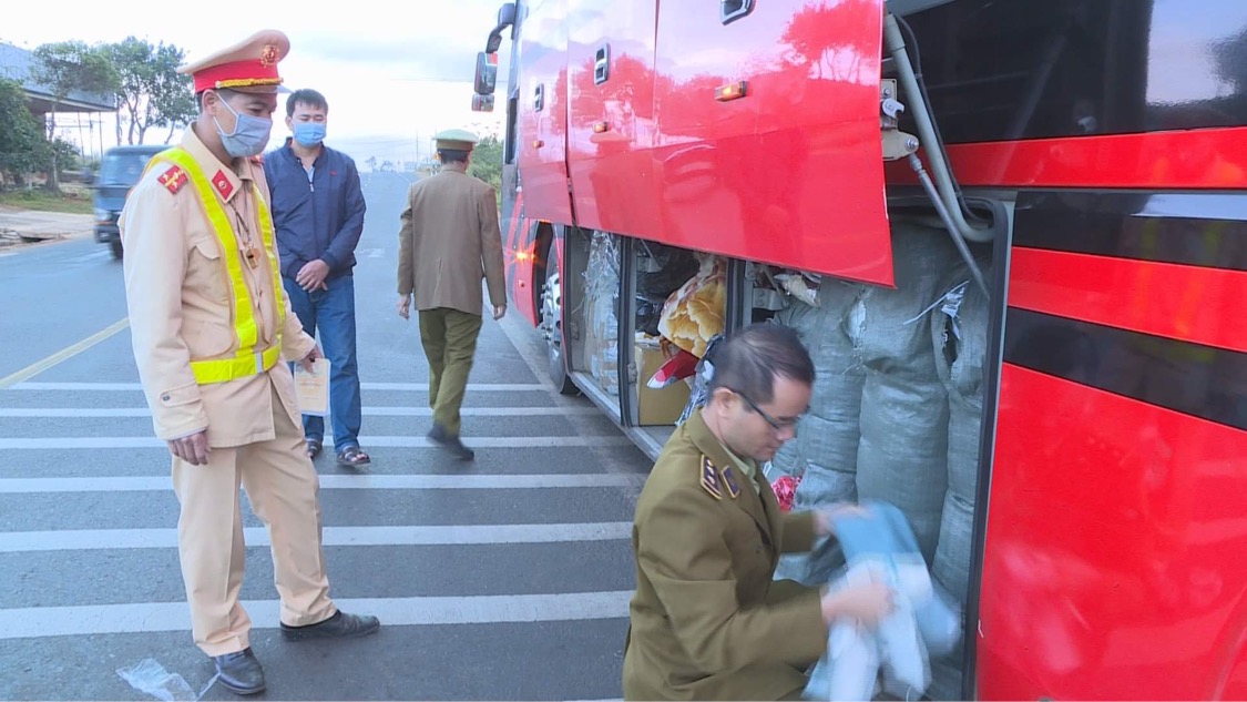 Cục Quản lý thị trường Đắk Lắk Bắt xe khách chở 1.000 chiếc váy không rõ nguồn gốc