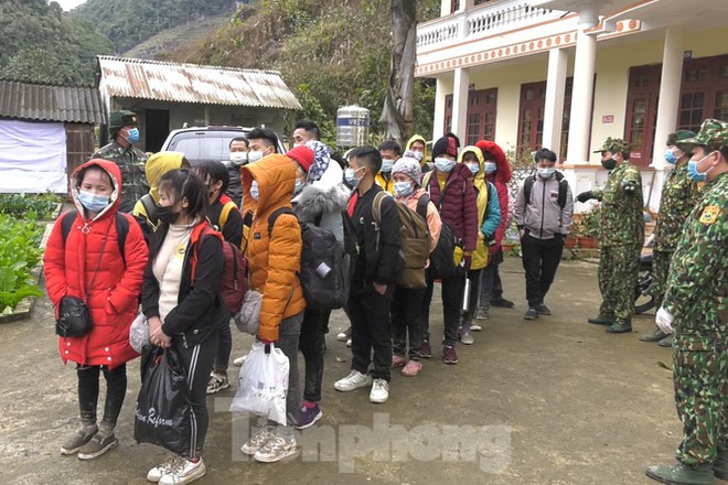 Biên phòng Lào Cai bắt giữ 35 người nhập cảnh trái phép