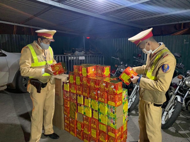 Hà Nội Bắt giữ đối tượng vận chuyển 139 hộp pháo nổ trên đường đi tiêu thụ