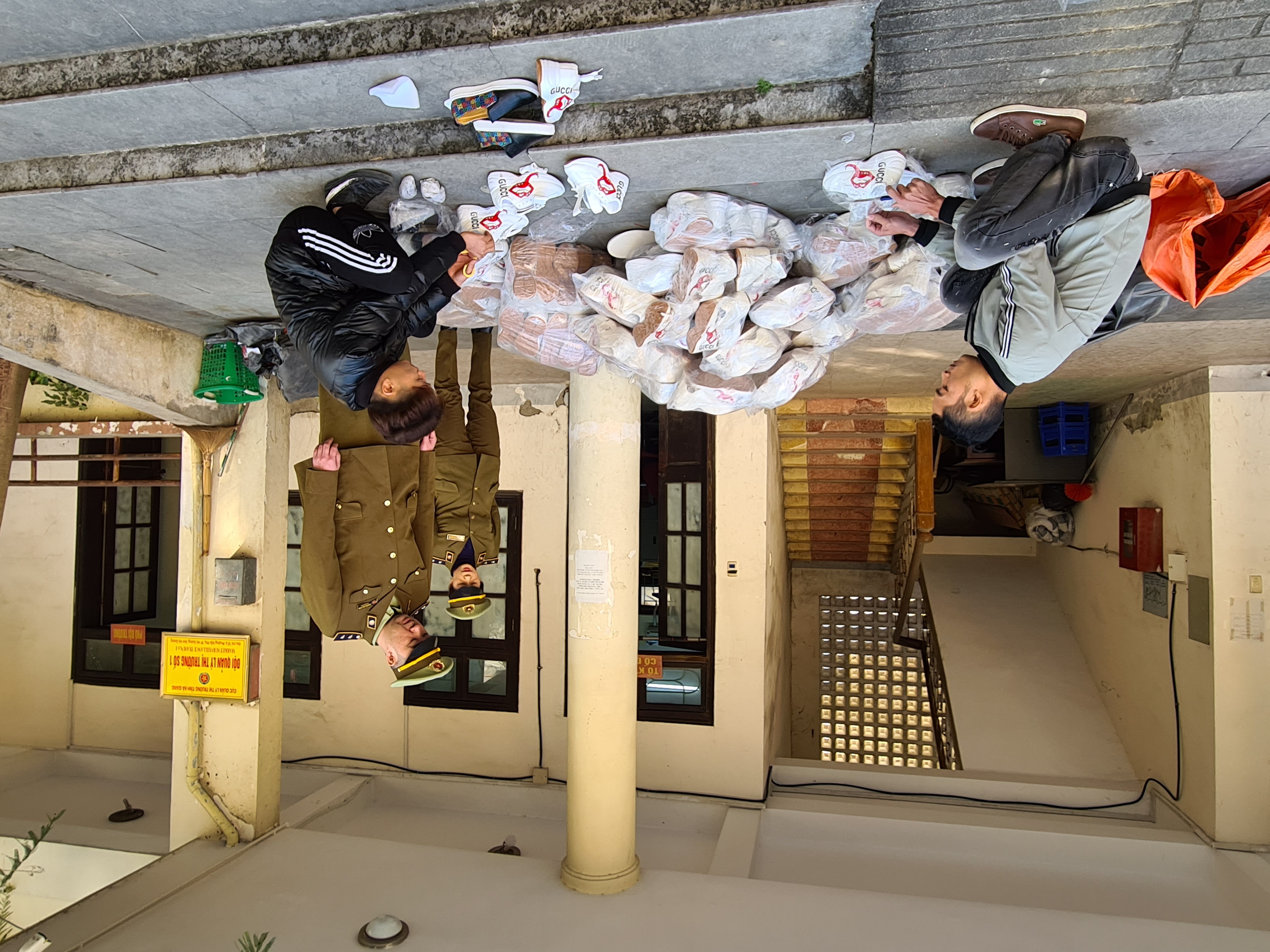 Phát hiện và tiêu hủy hơn 200 đôi giày thời trang là hàng hóa giả mạo nhãn hiệu nổi tiếng