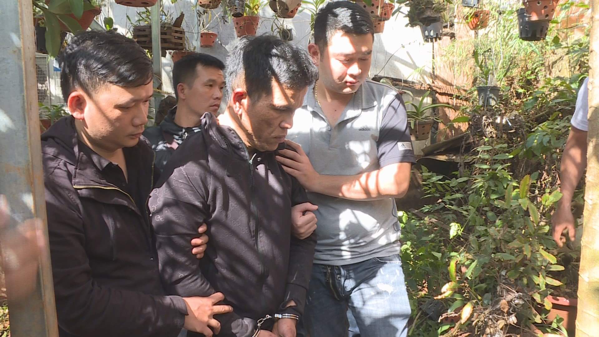 Khởi tố siêu trộm đào hầm chứa ma túy, giấu súng quanh nhà