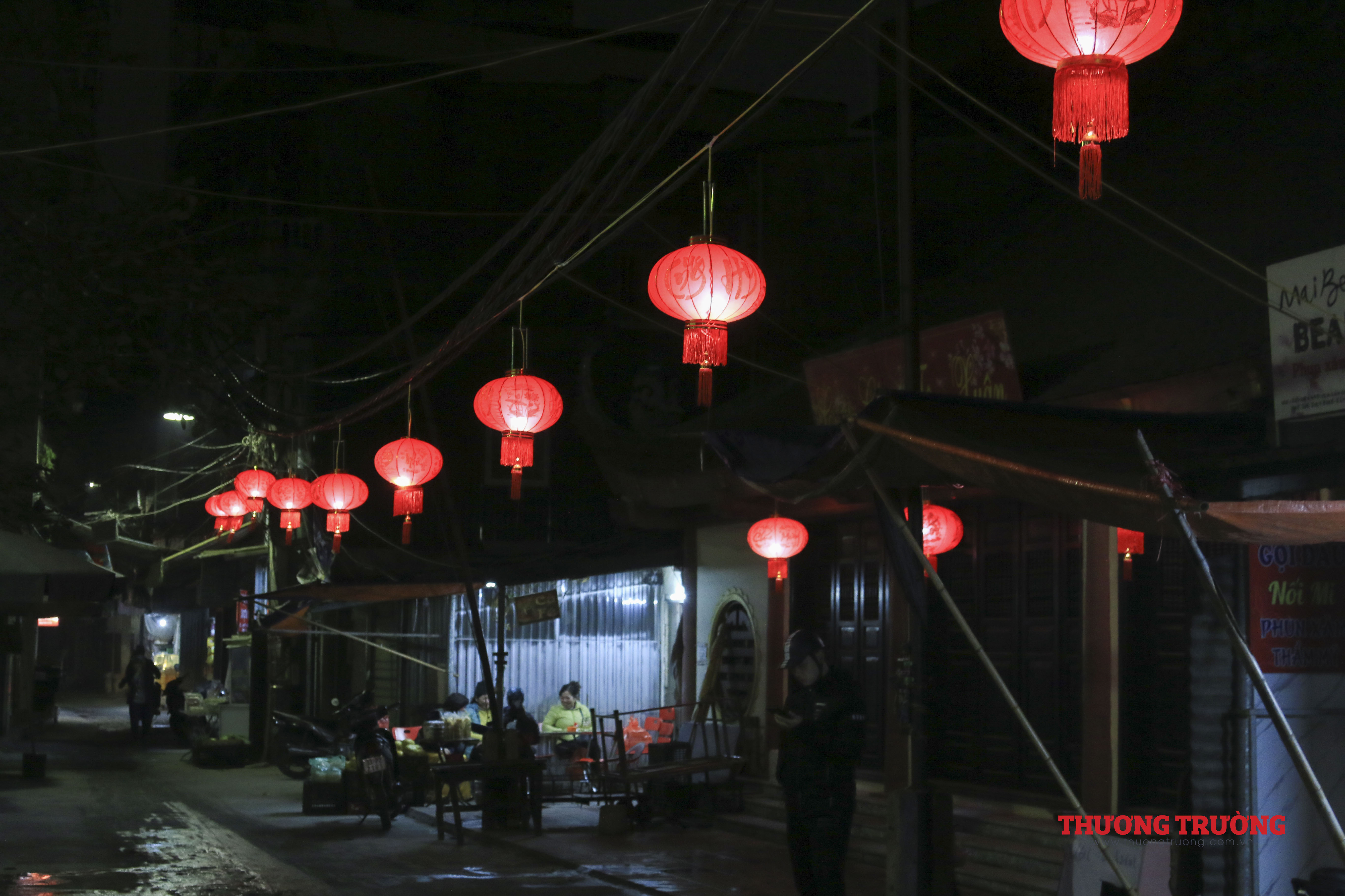 Ngõ nhỏ Hà Nội rợp bóng đèn lồng 