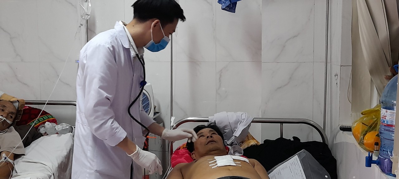 Đắk Lắk Can ngăn mâu thuẫn, người thu tiền điện bị dao đâm nguy kịch