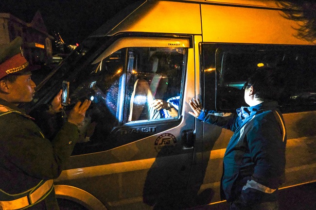 Tước bằng lái, phạt 44 triệu đồng đối với tài xế cố thủ trong xe ở Lâm Đồng