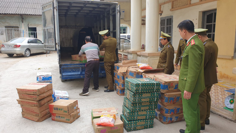 Thu giữ hơn nửa tấn xúc xích, sụn họng lợn hôi thối đang trên đường đi tiêu thụ