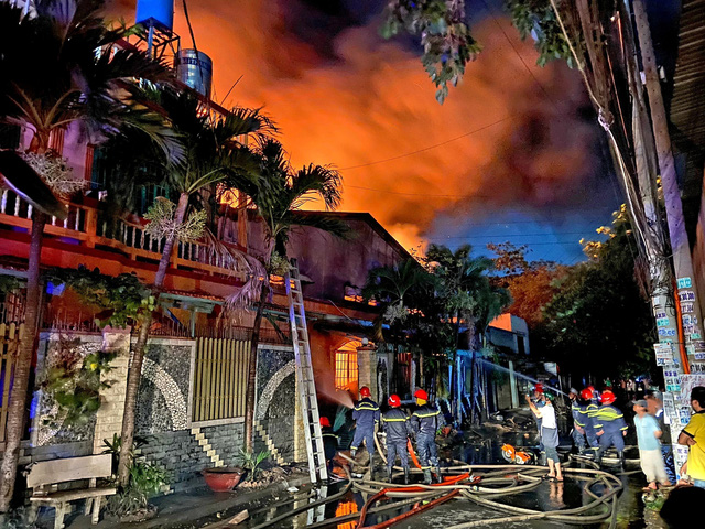 Kho vải ở huyện Hóc Môn cháy rụi trong đêm