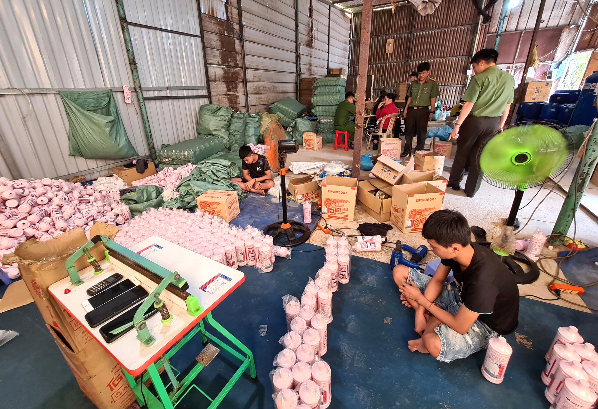 Bắt quả tang kho làm giả nước tẩy rửa khối lượng lớn tại Thanh Hóa