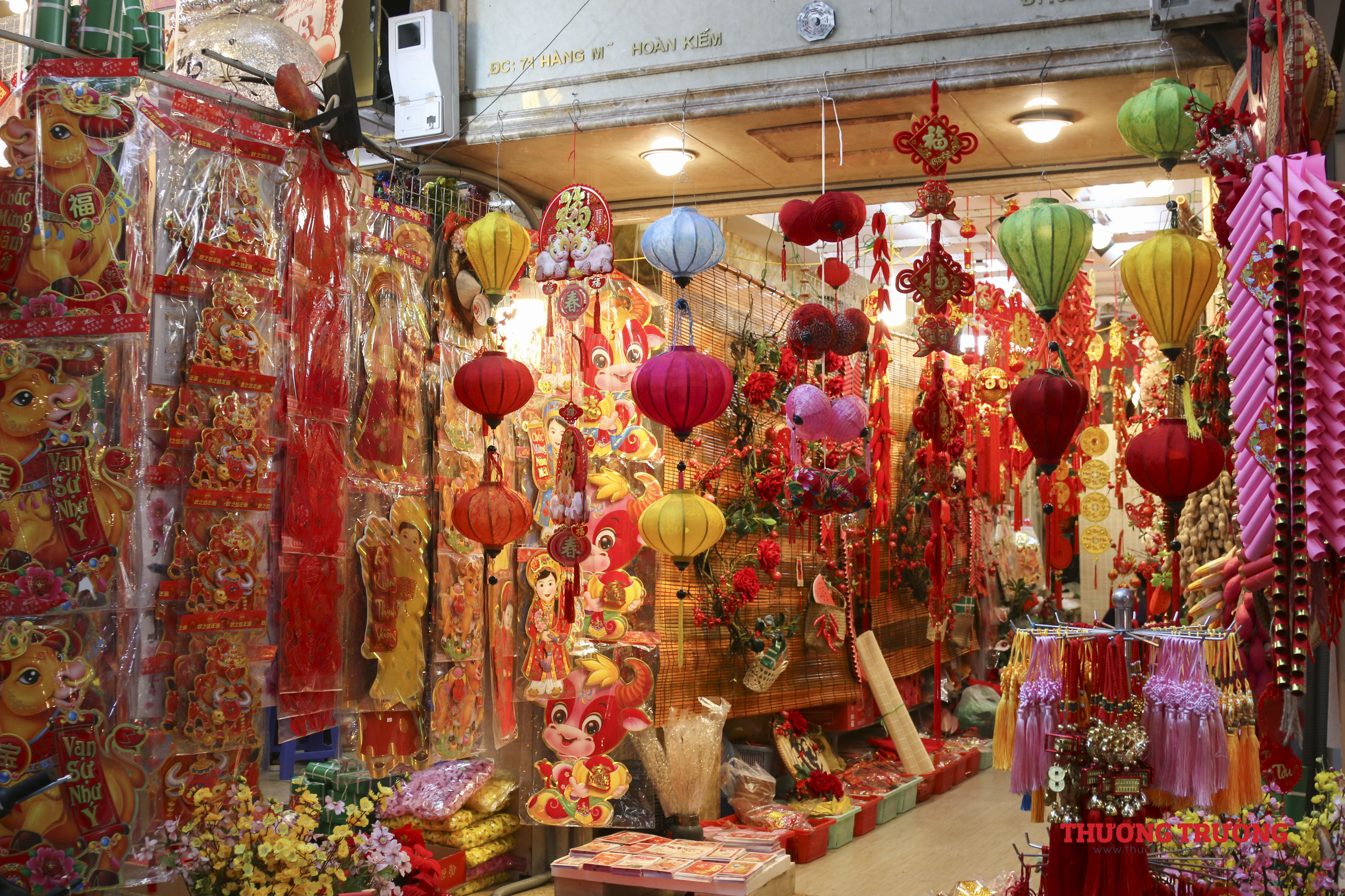 Đến hẹn lại lên, phố Hàng Mã nhuộm sắc đỏ, tràn ngập không khí Tết 2021