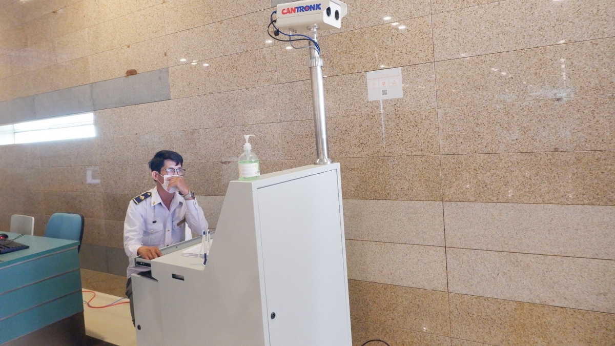 Cần Thơ lấy mẫu xét nghiệm Covid-19 cho 170 cán bộ sân bay và nhân viên y tế