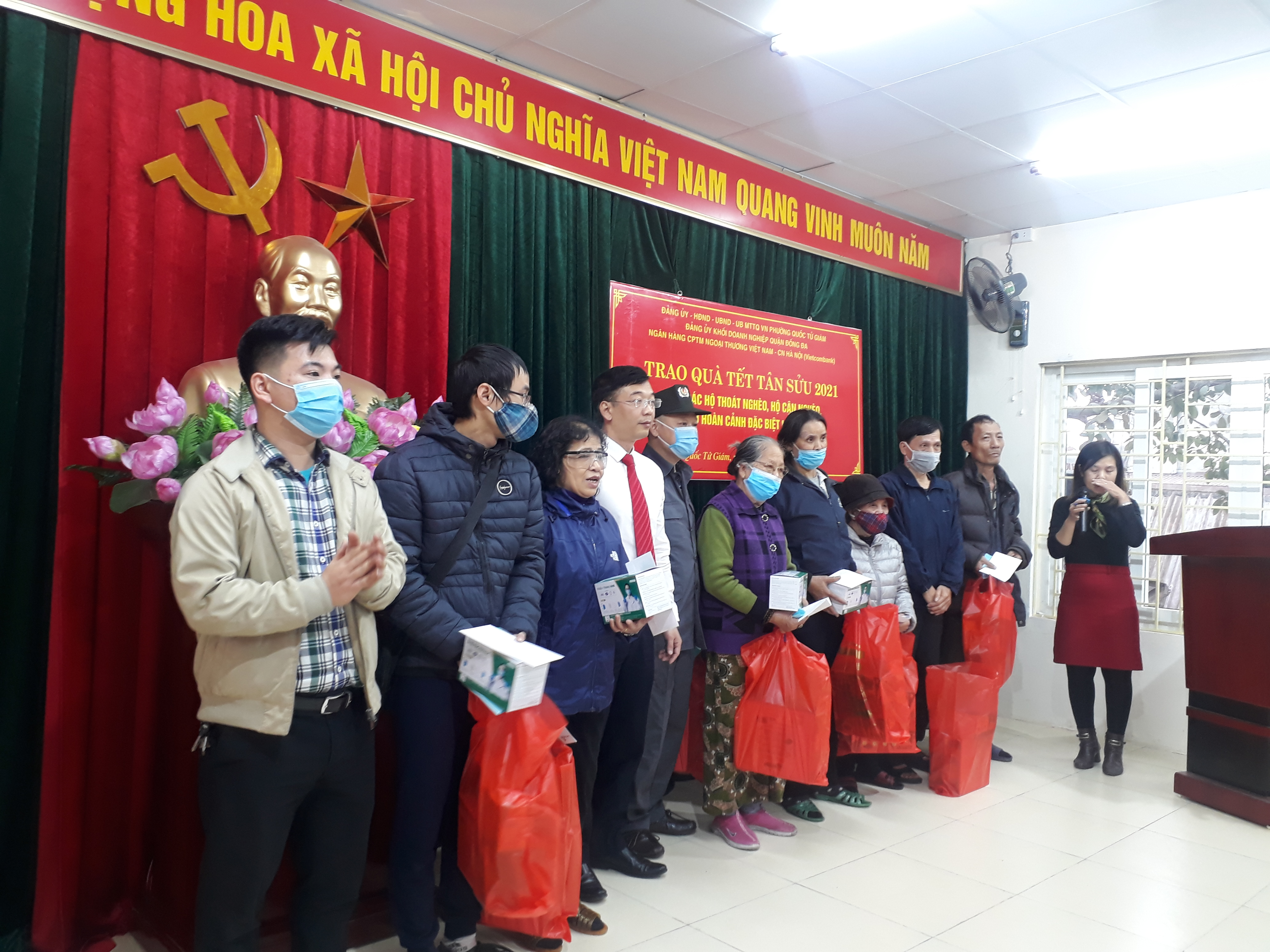 Đảng ủy Khối DN quận Đống Đa tổ chức trao quà nhân dịp Tết Nguyên đán Tân Sửu