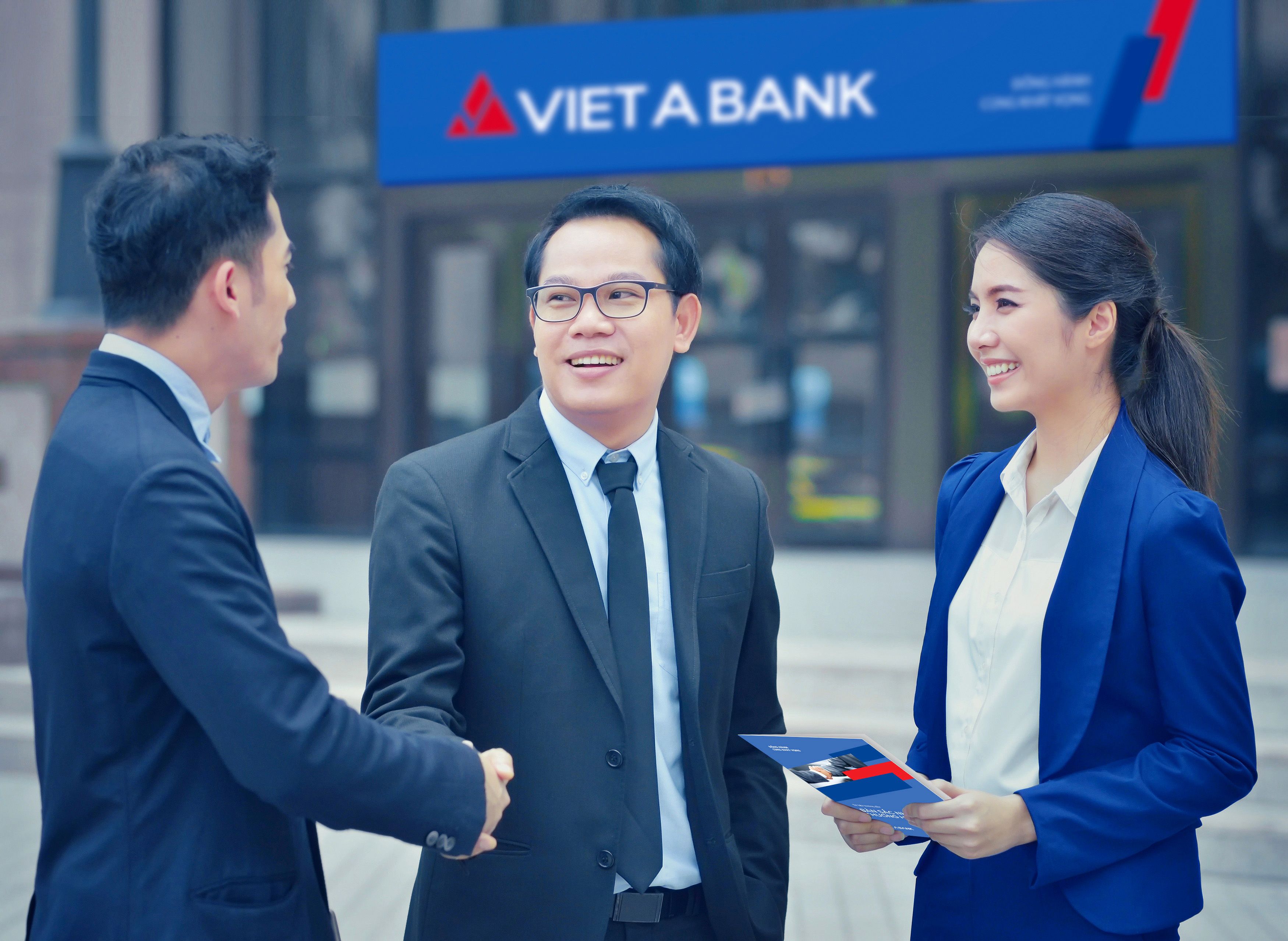 Lợi nhuận VietABank tăng gần 53%, thu ngoài lãi tăng mạnh