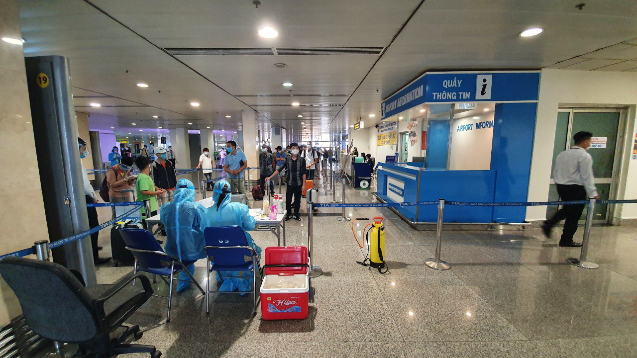 Lấy mẫu xét nghiệm Covid-19 với toàn bộ nhân viên sân bay Tân Sơn Nhất