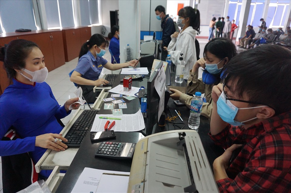 Hành khách xếp hàng dài đổi trả vé tàu Tết