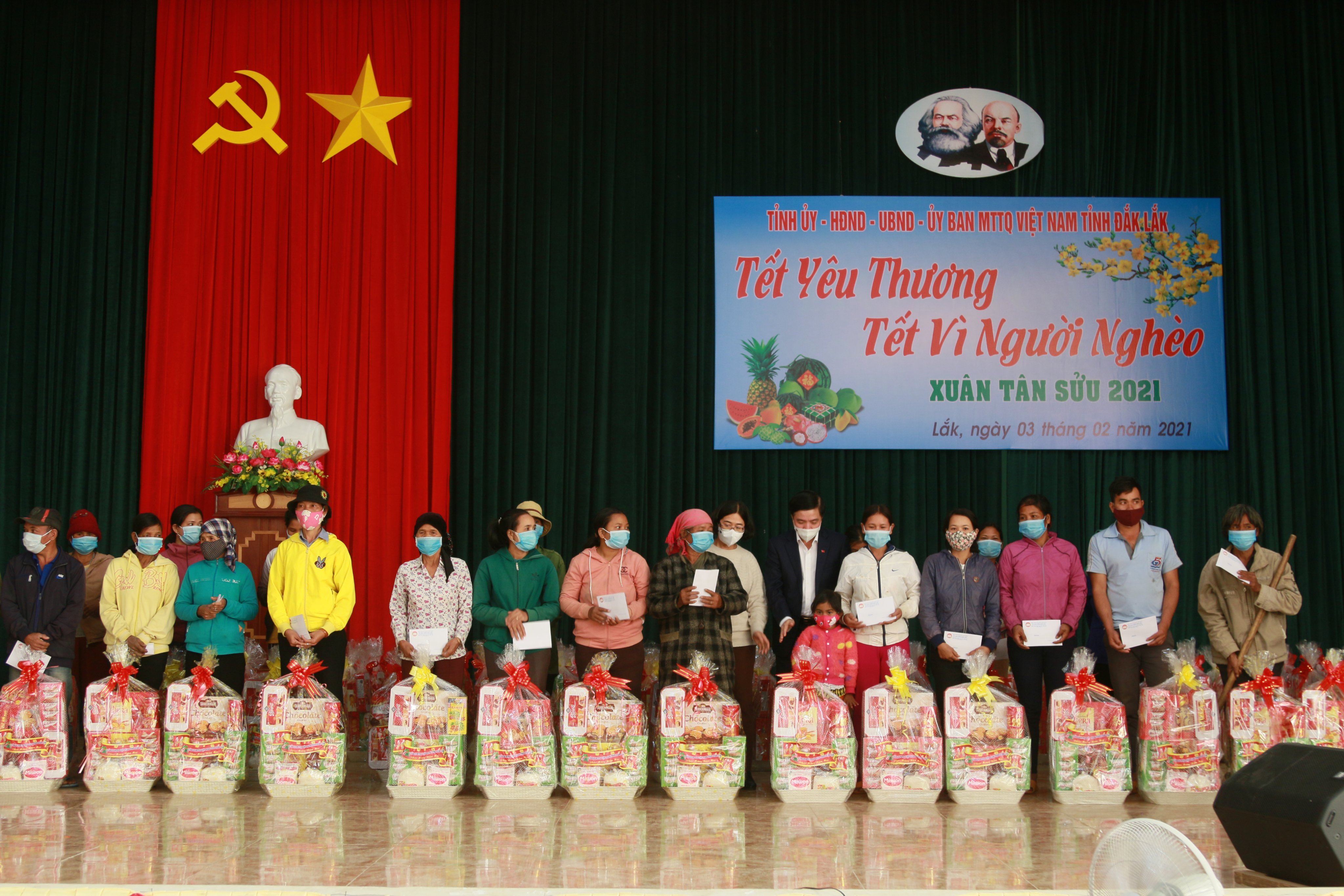 Bí thư Đắk Lắk tặng hàng trăm suất quà Tết cho người dân nghèo