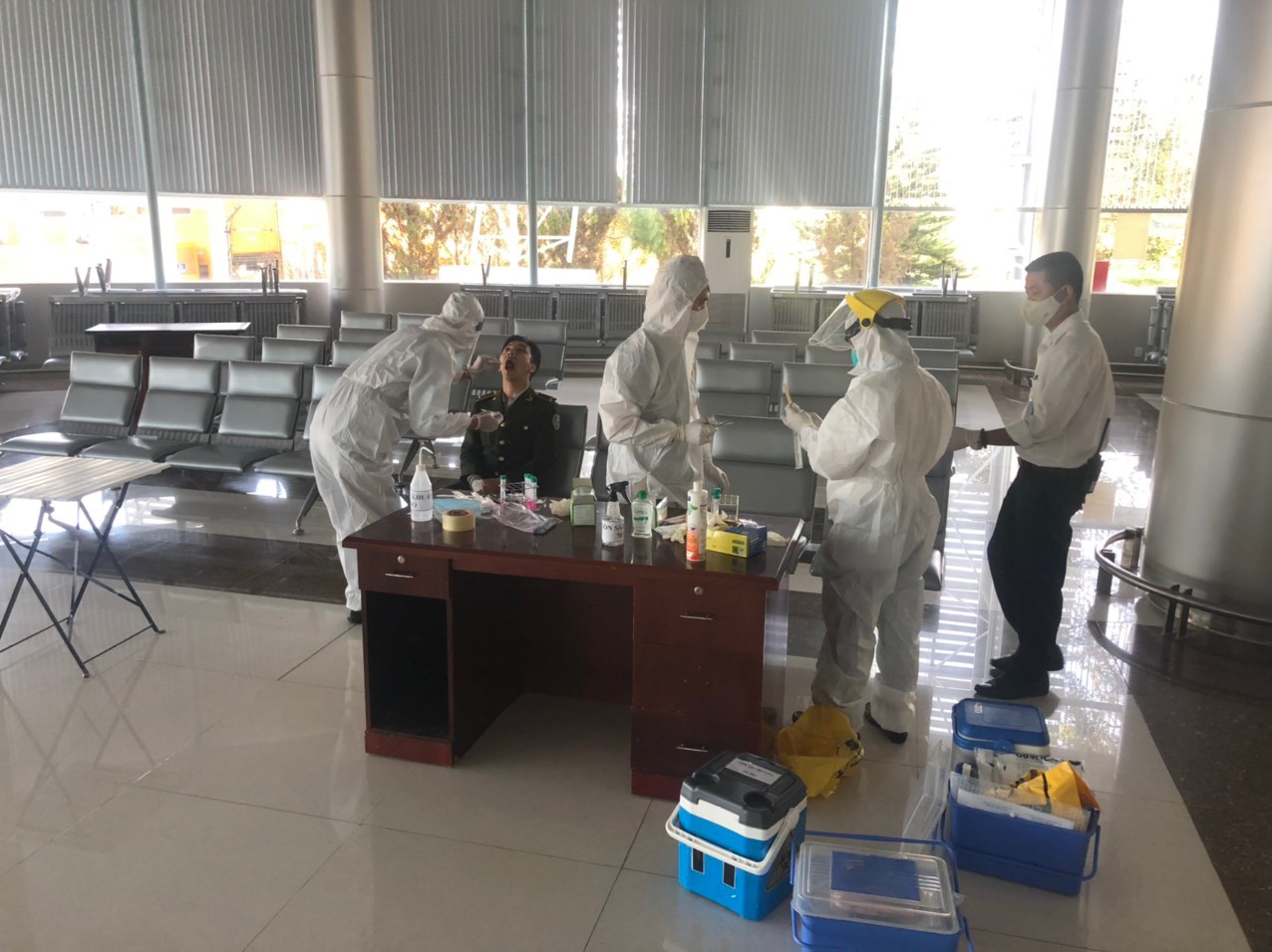 Xử phạt người không đeo khẩu trang, hàng trăm nhân viên Cảng hàng không Liên Khương xét nghiệm SARS-CoV-2