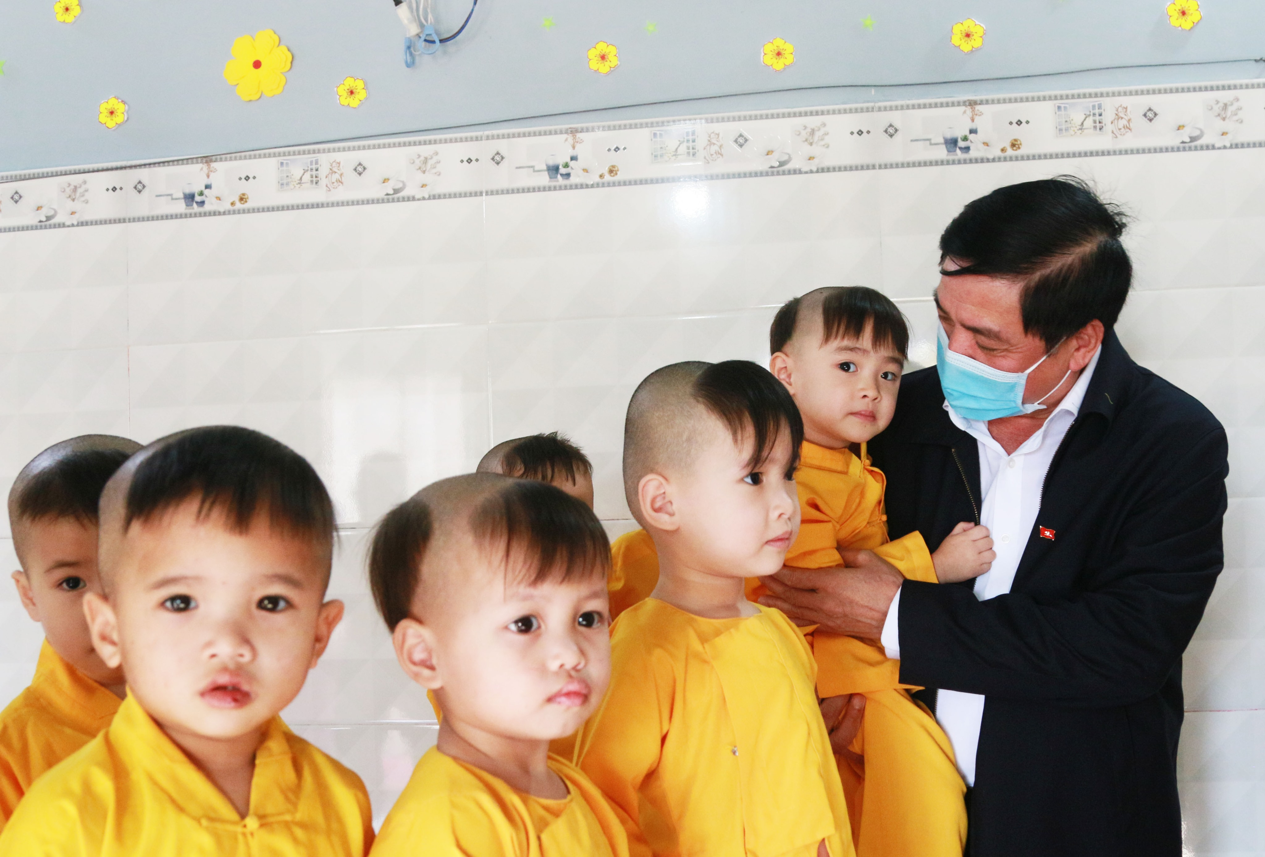 Bí thư Bùi Văn Cường Chăm sóc trẻ mồ côi phải đến nơi đến chốn