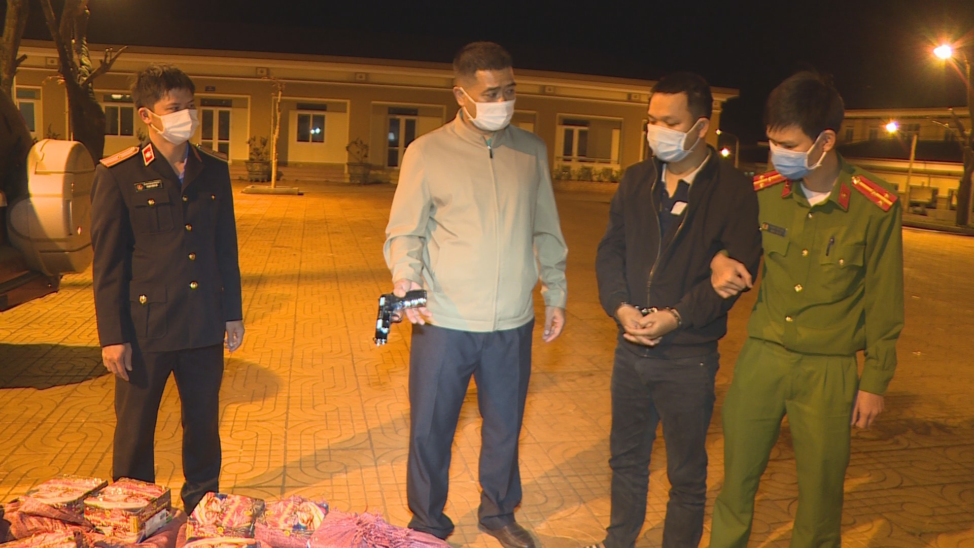 Bắt giữ kẻ vận chuyển hơn 2 tạ pháo lậu, trên người có súng