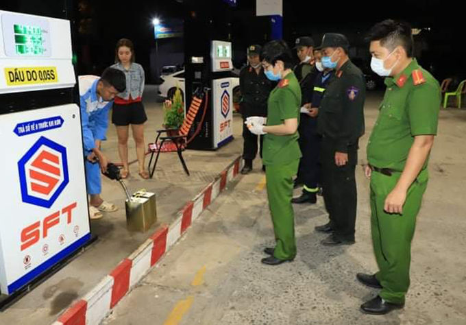 500 cảnh sát vây bắt đường dây làm xăng giả, thu giữ hơn 100 tỷ đồng tiền mặt