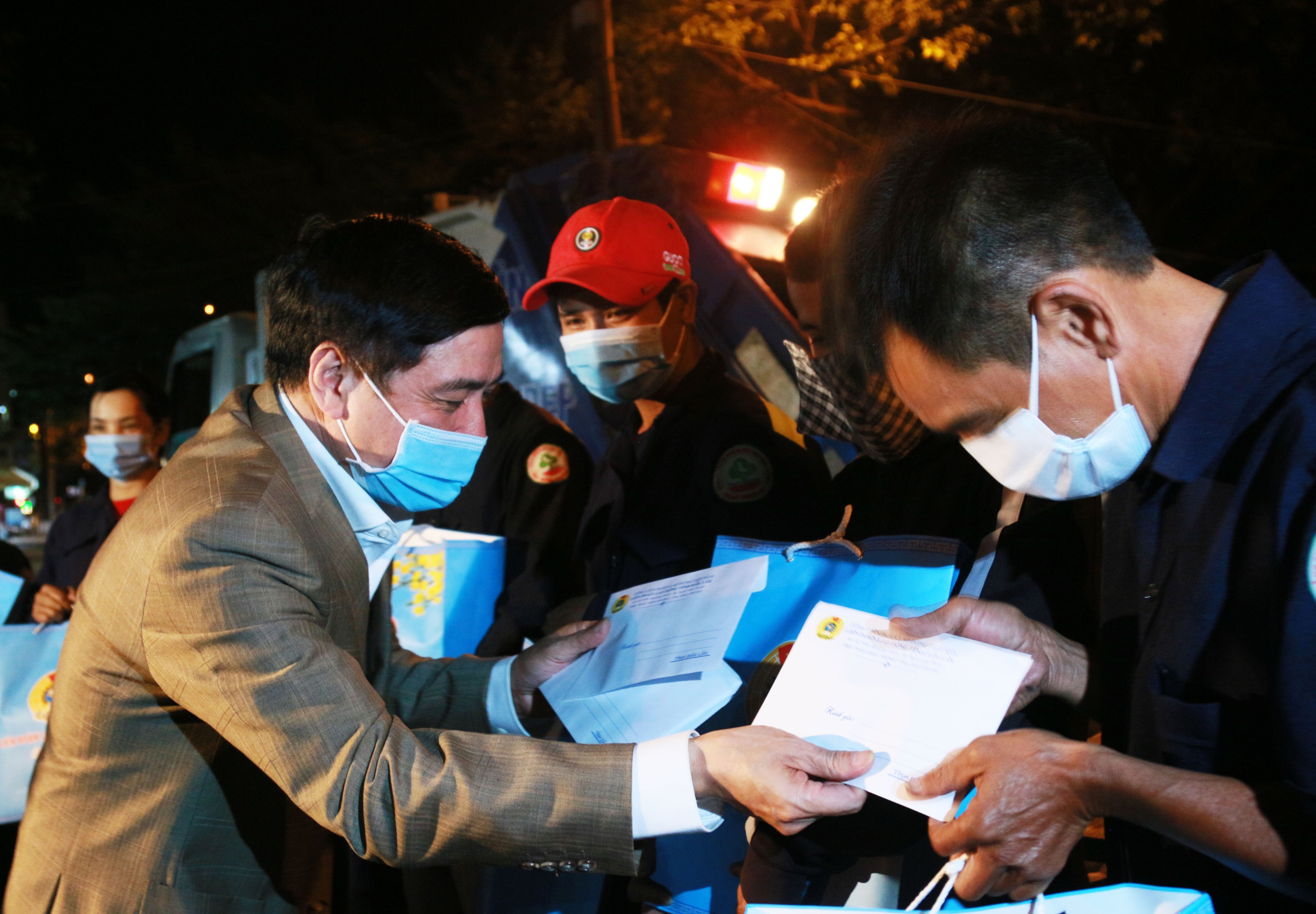 Bí thư Đắk Lắk xuống đường thăm hỏi, trao quà Tết cho công nhân lao động