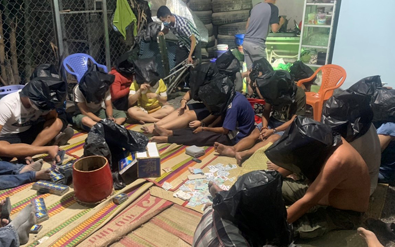 Bình Dương Triệt xóa một sòng bạc trá hình trong một bãi giữ xe ô-tô