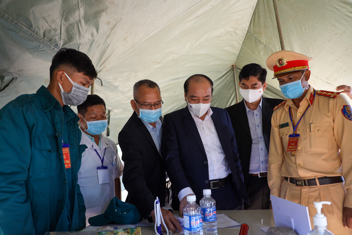 Chủ tịch tỉnh Đắk Lắk thăm, động viên cán bộ trực chốt phòng, chống COVID-19