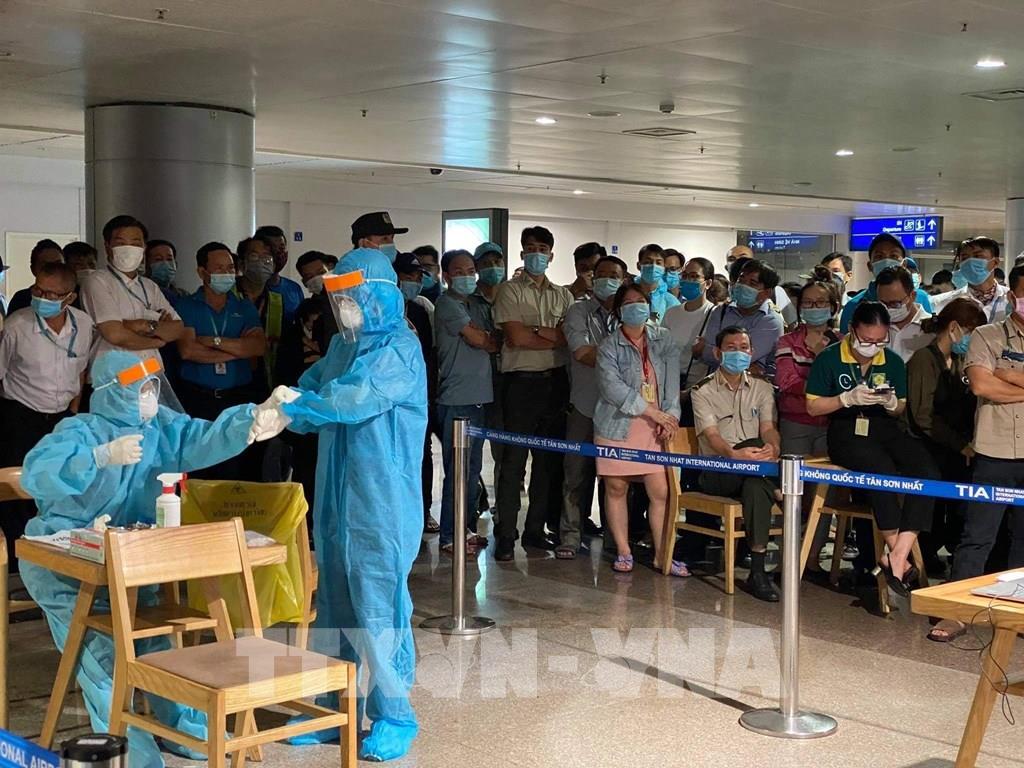 Chùm ca bệnh liên quan sân bay Tân Sơn Nhất Ít triệu chứng, xét nghiệm âm tính nhanh 