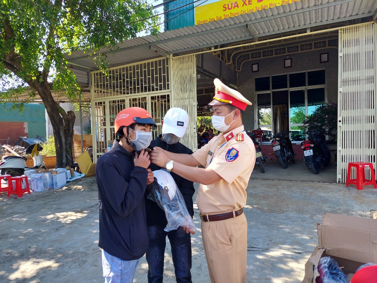 Người dân Tây Nguyên gửi lời cám ơn lực lượng CSGT Đắk Nông đội nắng phát nước, mũ bảo hiểm miễn phí